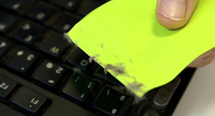 Truco: Cómo limpiar el teclado con un post-it
