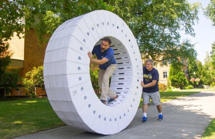 ¿Tienes 36 cajas de iMac? Pues crea una rueda gigante