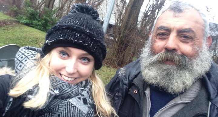 Se hace famosa por compartir un selfie con un indigente en Facebook