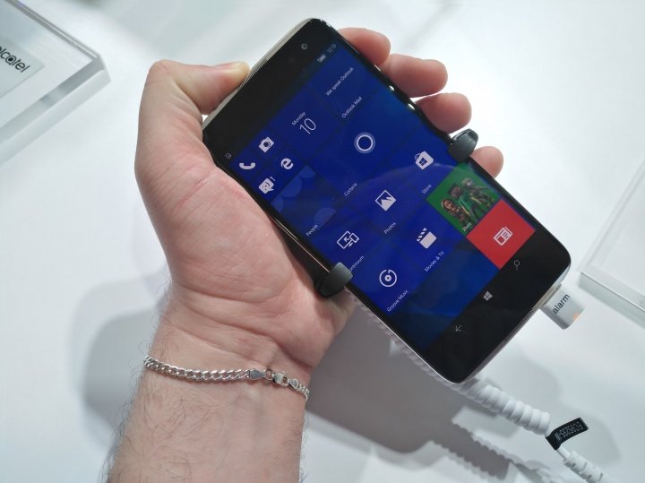 Alcatel lanza Idol 4 Pro, un smartphone con Windows 10 muy atractivo
