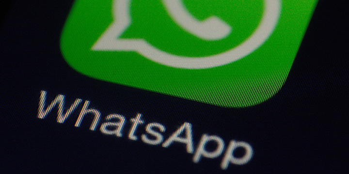 Llegan los Estados de WhatsApp con texto sobre un fondo de color