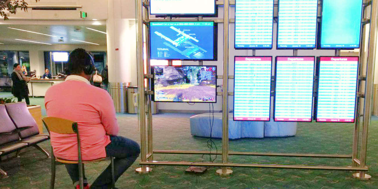 Conecta su PS4 a una de las pantallas del aeropuerto y se pone a jugar a Apex Legends