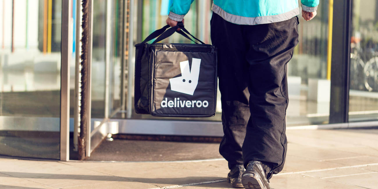 Deliveroo y Uber Eats se reinventan en la cuarenta: ya llevan compras a casa
