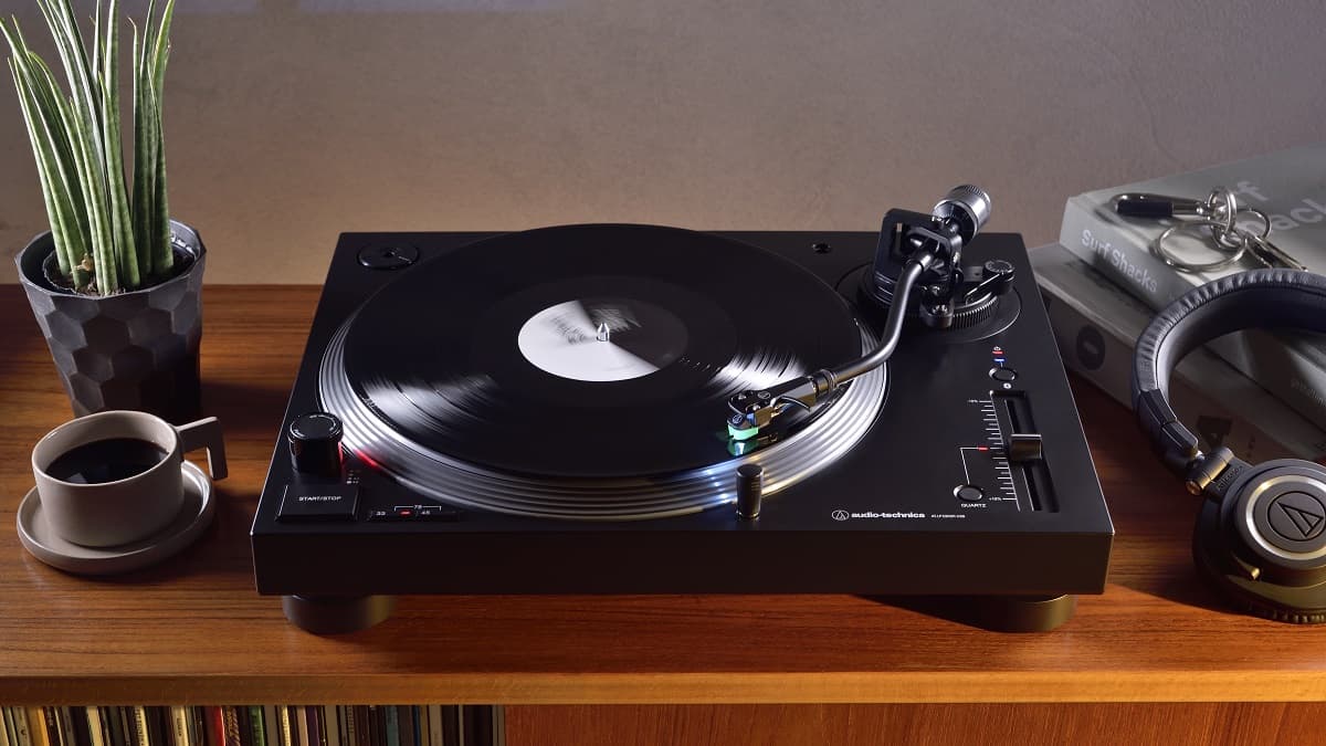 Saca el mejor sonido de tus vinilos: este mítico giradiscos de Audio-Technica se moderniza con Bluetooth