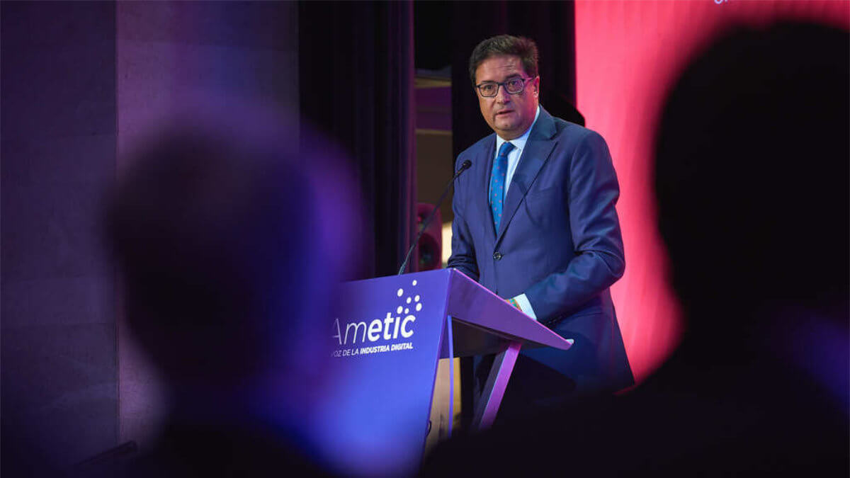 Óscar López anuncia en AMETIC una inversión de 180 millones de euros para proyectos de IA