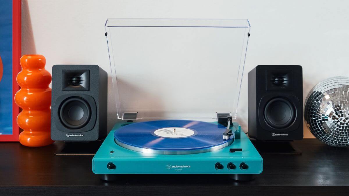 Este tocadiscos de Audio-Technica conquista a primera vista: super colorido, con buen sonido y Bluetooth